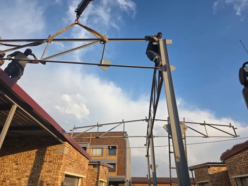 Fixing steel trusses at height